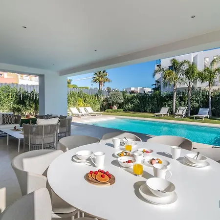 Extravagant 5-bdrm - Heated Pool & Gym *