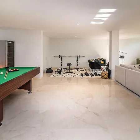 Extravagant 5-bdrm - Heated Pool & Gym فيلة *