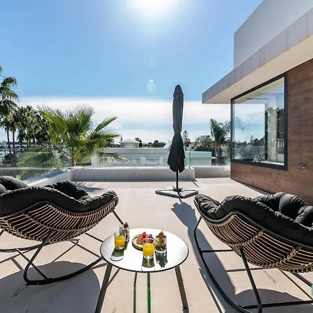 Extravagant 5-bdrm - Heated Pool & Gym Villa