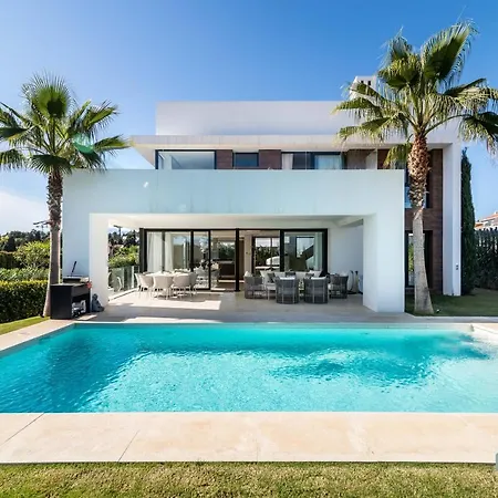 Extravagant 5-bdrm - Heated Pool & Gym * Estepona