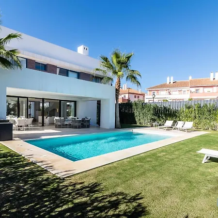 Extravagant 5-bdrm - Heated Pool & Gym Вилла