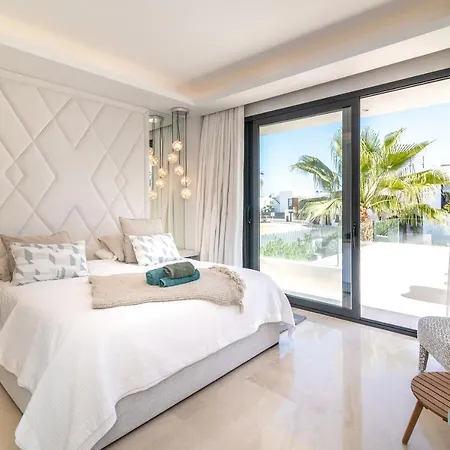 Extravagant 5-bdrm - Heated Pool & Gym Villa