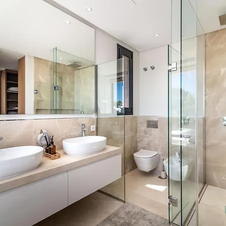 Extravagant 5-bdrm - Heated Pool & Gym Villa Estepona