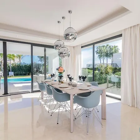 Villa Extravagant 5-bdrm - Heated Pool & Gym *