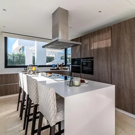 Extravagant 5-bdrm - Heated Pool & Gym Estepona