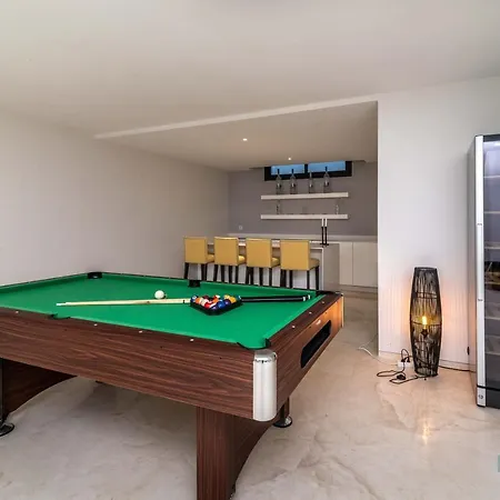 Extravagant 5-bdrm - Heated Pool & Gym *