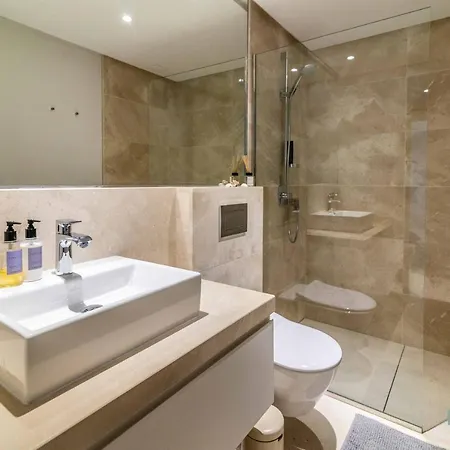 Вилла Extravagant 5-bdrm - Heated Pool & Gym