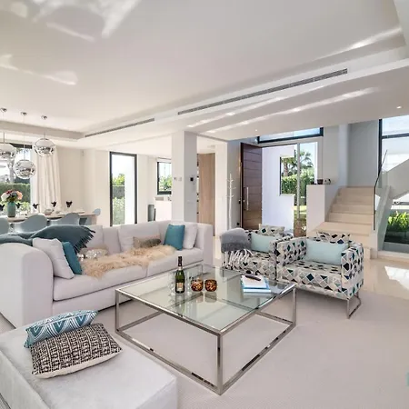 Extravagant 5-bdrm - Heated Pool & Gym * Эстепона