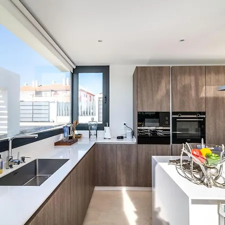 Extravagant 5-bdrm - Heated Pool & Gym