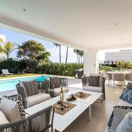 Extravagant 5-bdrm - Heated Pool & Gym Villa Estepona