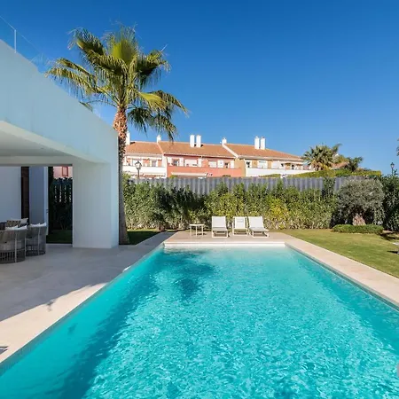 Extravagant 5-bdrm - Heated Pool & Gym Villa *