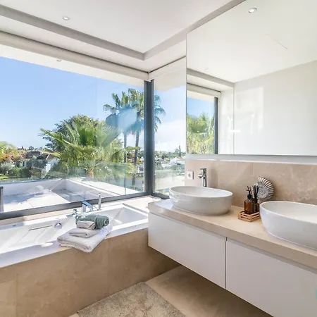 Villa Extravagant 5-bdrm - Heated Pool & Gym Estepona