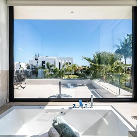 Вилла Extravagant 5-bdrm - Heated Pool & Gym *