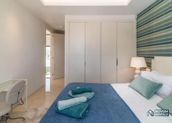 Extravagant 5-bdrm - Heated Pool & Gym Estepona