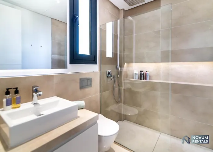 Villa Extravagant 5-bdrm - Heated Pool & Gym Estepona