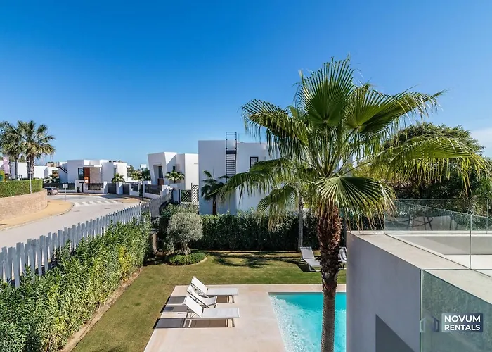 Extravagant 5-bdrm - Heated Pool & Gym