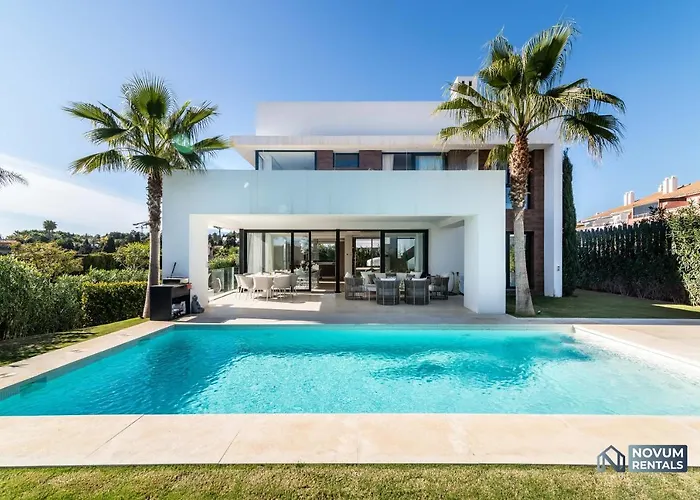 Extravagant 5-bdrm - Heated Pool & Gym * Estepona