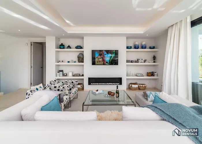 Villa Extravagant 5-bdrm - Heated Pool & Gym Estepona