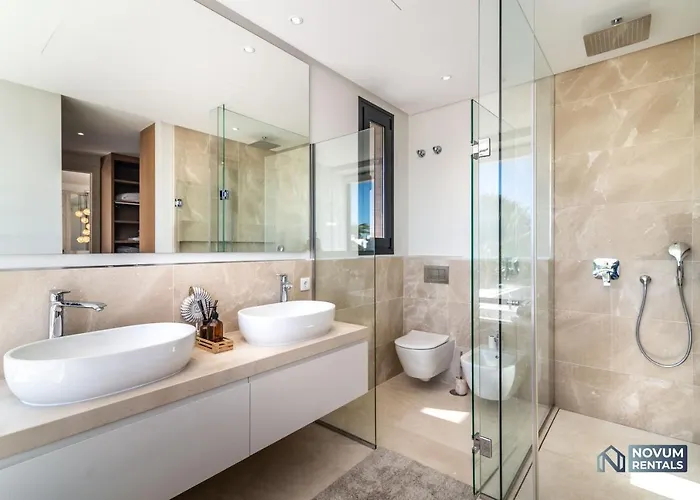 Extravagant 5-bdrm - Heated Pool & Gym Villa Estepona