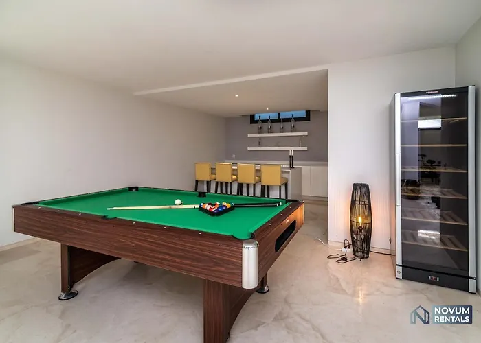 Extravagant 5-bdrm - Heated Pool & Gym *