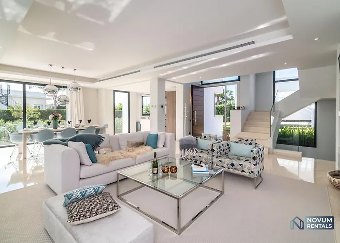 Extravagant 5-bdrm - Heated Pool & Gym * Estepona