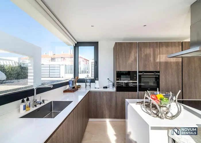 Extravagant 5-bdrm - Heated Pool & Gym