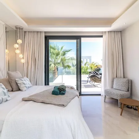 Extravagant 5-bdrm - Heated Pool & Gym