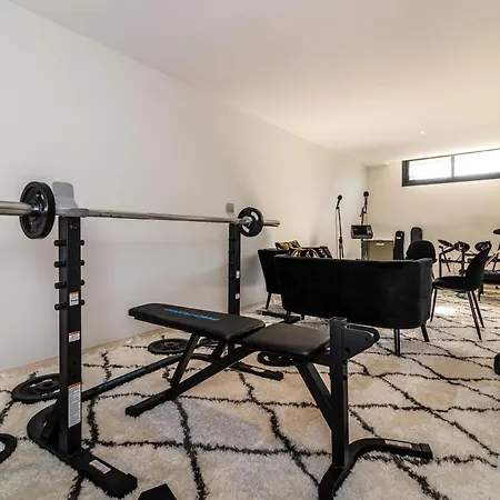 Extravagant 5-bdrm - Heated Pool&gym Estepona
