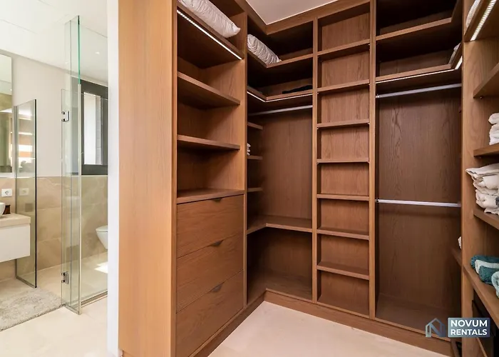 Extravagant 5-bdrm - Heated Pool & Gym * 에스테포나