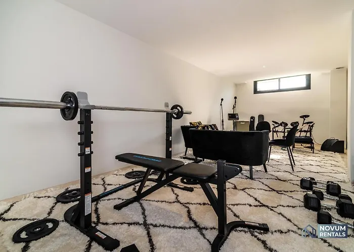 Extravagant 5-bdrm - Heated Pool & Gym 에스테포나