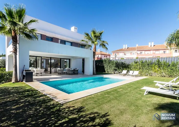 Extravagant 5-bdrm - Heated Pool & Gym 빌라