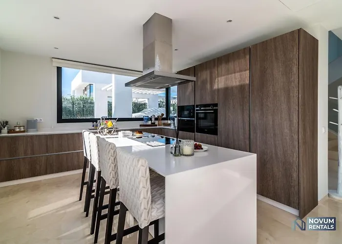 Extravagant 5-bdrm - Heated Pool & Gym 에스테포나