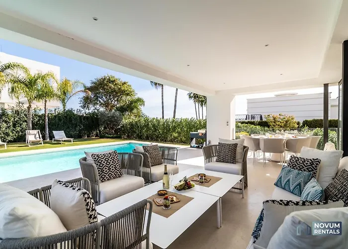 Extravagant 5-bdrm - Heated Pool & Gym 빌라 에스테포나