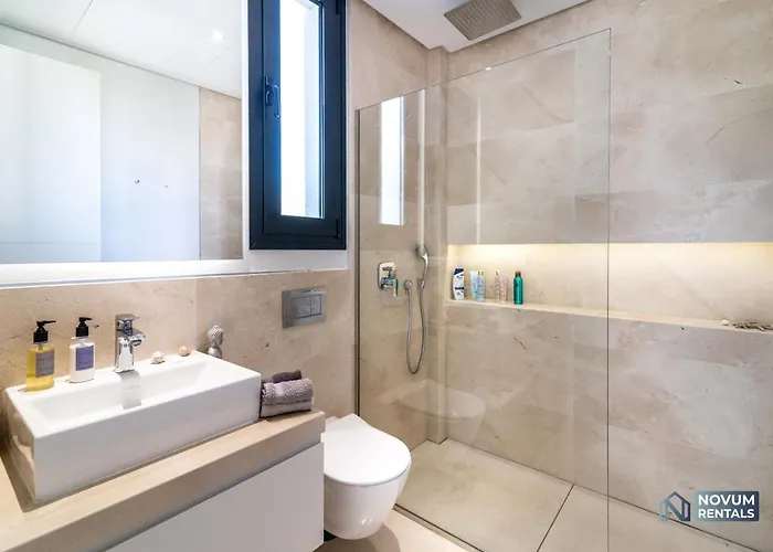 Extravagant 5-bdrm - Heated Pool & Gym 에스테포나