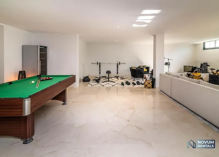 Extravagant 5-bdrm - Heated Pool & Gym 빌라 *