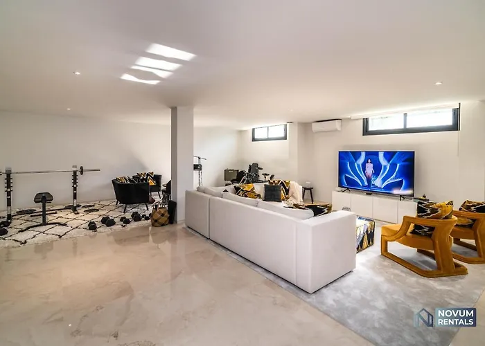 Extravagant 5-bdrm - Heated Pool & Gym 에스테포나