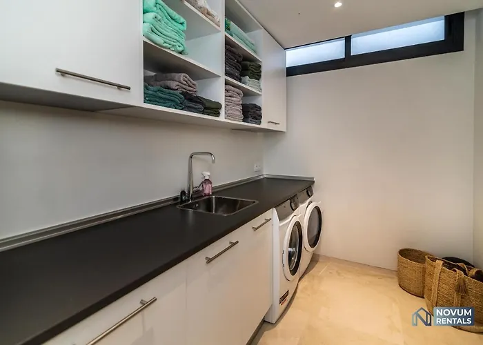 Extravagant 5-bdrm - Heated Pool & Gym 빌라 에스테포나